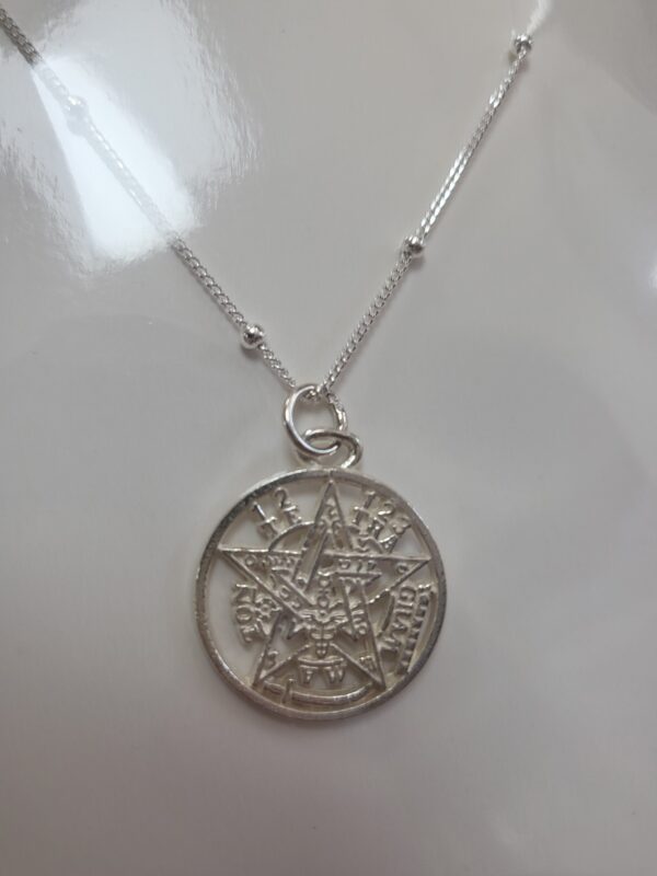 colgante tetagramaton.
con cadena plata.