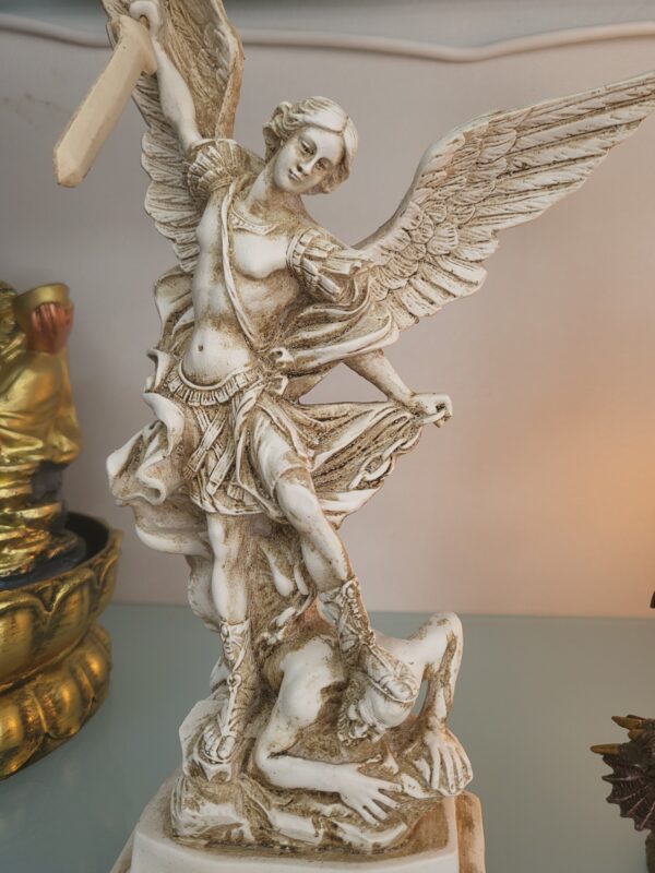 Arcangel Miguel
resina 25 cm aprox