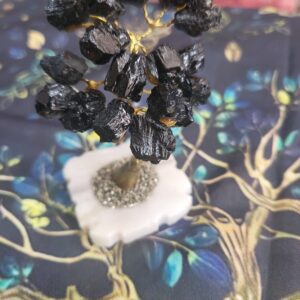 pequeño árbol
turmalina y pirita.