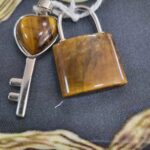 colgante acero .ojo de tigre
candado con llave.