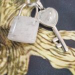 colgante acero,cuarzo
candado y llave.