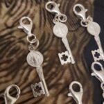 mini llave de san benito
con mosqueton 
enganchala donde quieras.